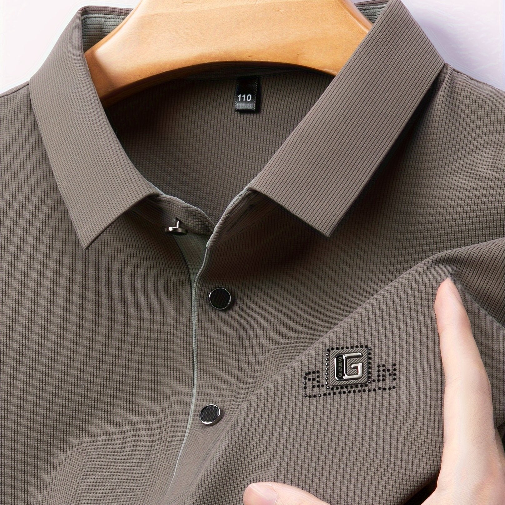 Camisa de manga larga de color sólido para hombre con botones, cuello de solapa y detalles con logotipo