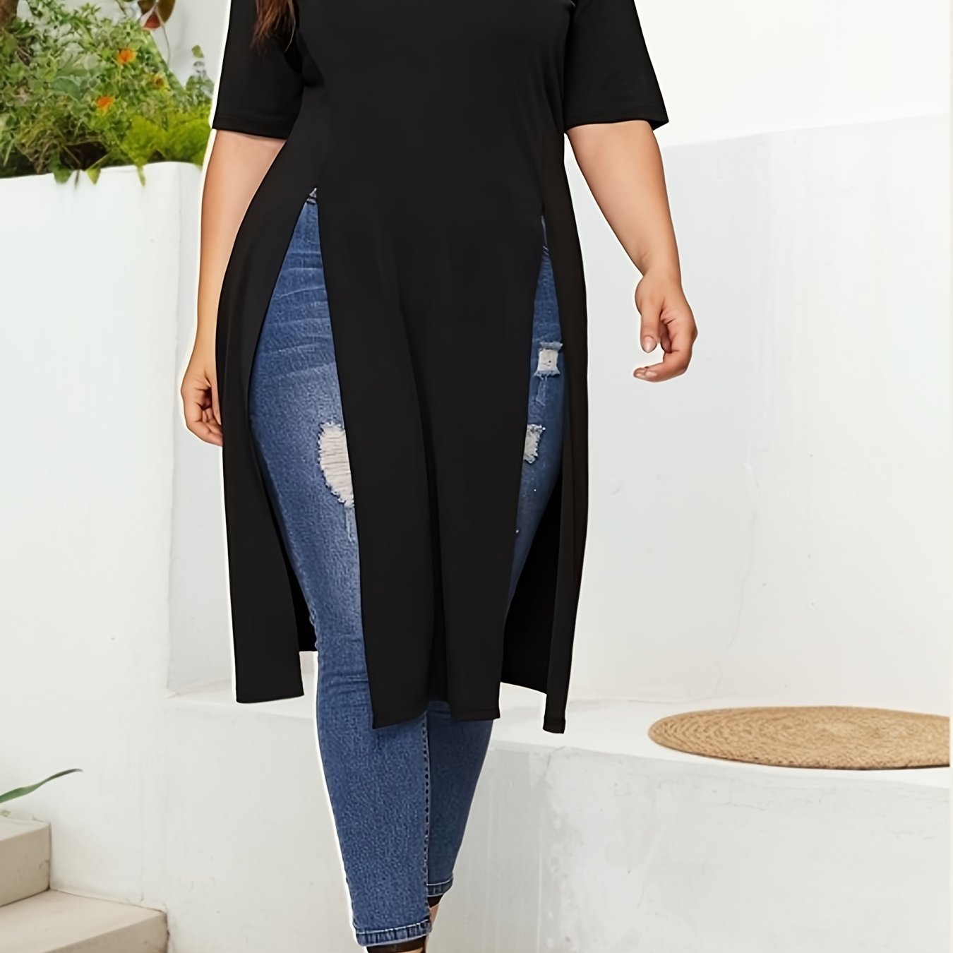 Ayollar uchun keng hajmli uzun futbolka, yirtiqlari bilan, qora, qisqa qo‘l, elastik mato