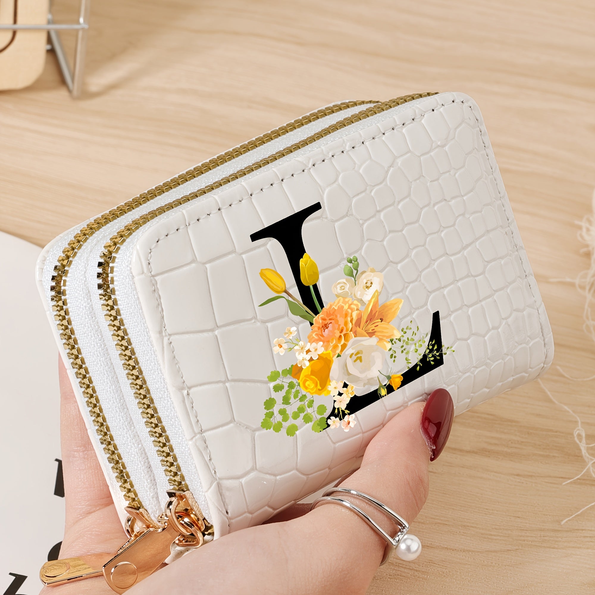 Bir nechta slotlari va zamonaviy fermuari bo'lgan mustahkam kredit karta saqlash sumkasi, maktab, yotoqxona va maktabga qaytish uchun zarur bo'lgan buyumlar uchun.