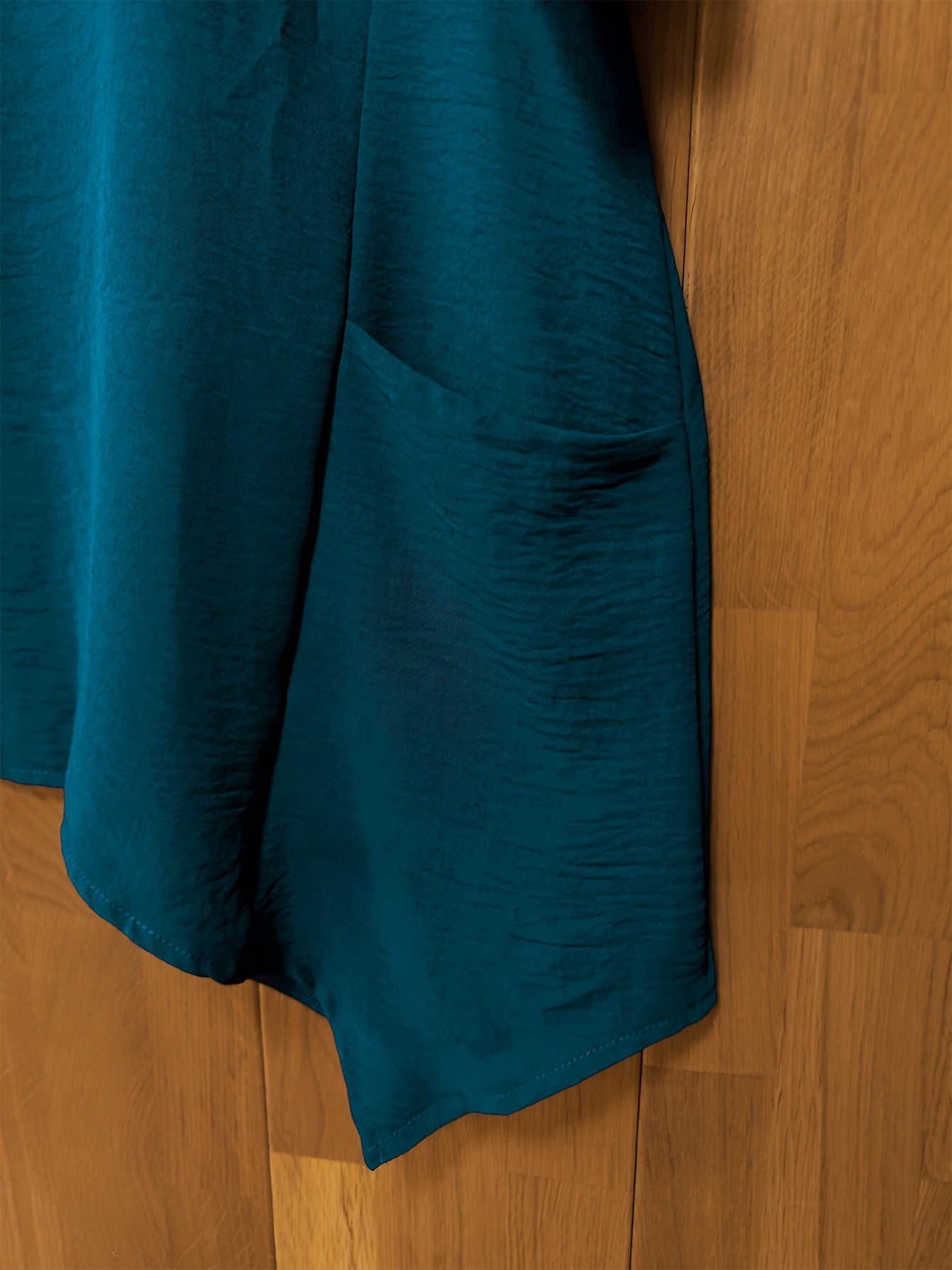 Women's Plus Size Pleated Texture Top with Pockets and Asymmetrical Hem in Polyester for Vacation