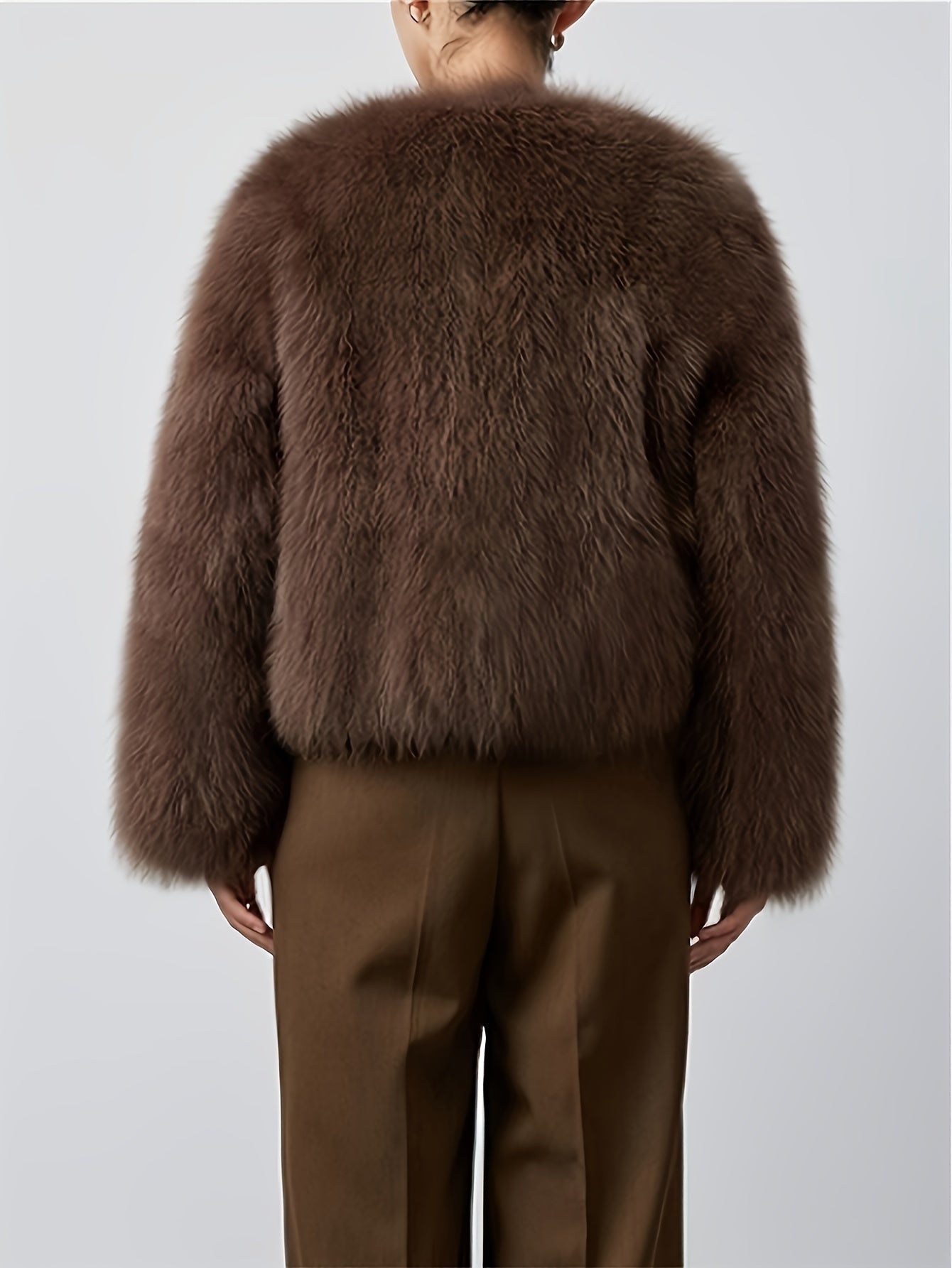 Yengil bej/blond rangli ayollar uchun nafis sun'iy mo'yna trimli kurtka. Yumshoq polyester materialidan tayyorlangan, sovuq ob-havo uchun mukammal. U uzun yenglar va klassik ko'ylak dizayni bilan zamonaviy uslubga ega.