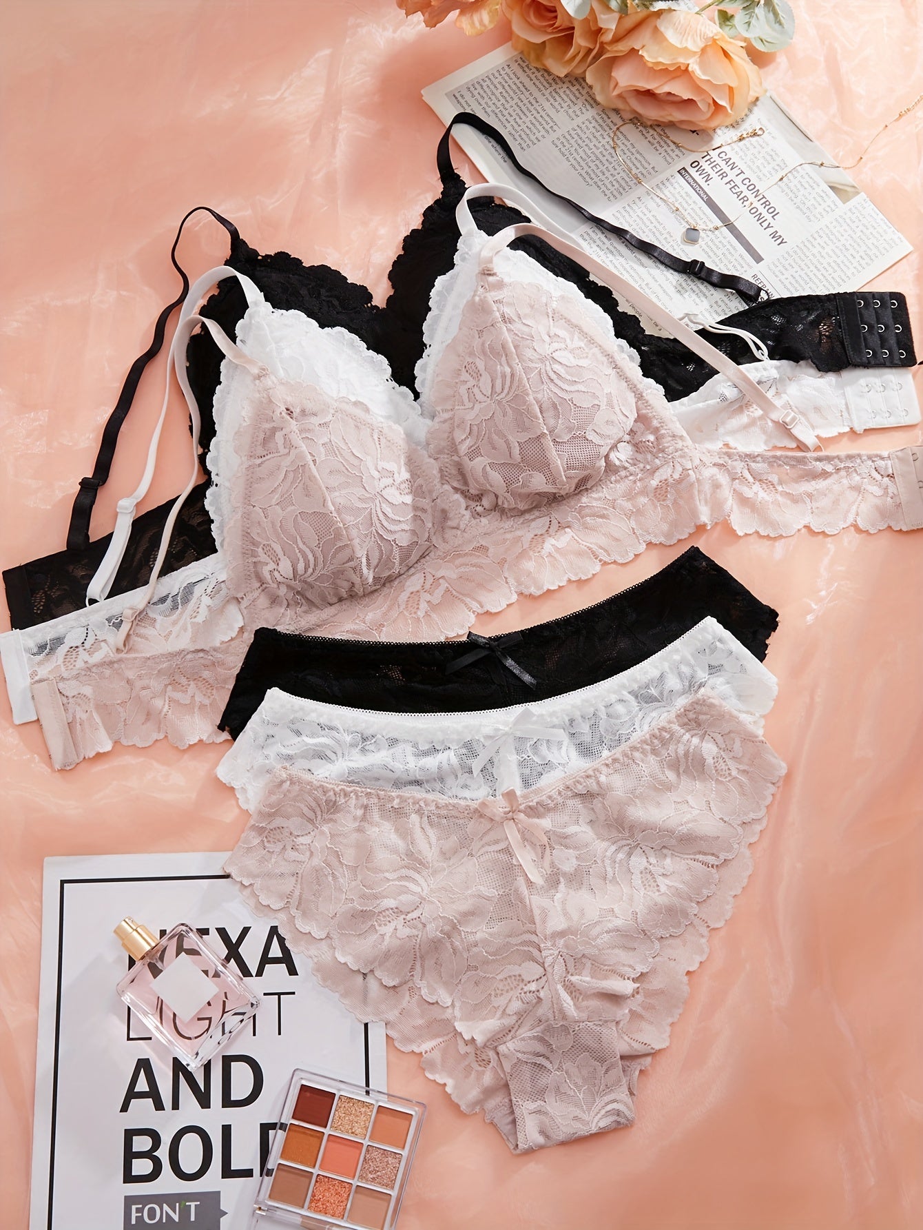 Элегантный комплект нижнего белья из цветочного кружева с бюстгальтером однотонного цвета и трусиками с бантиком для женщин.