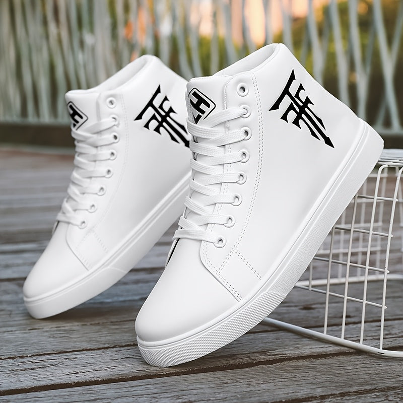 Erkaklar uchun oq skeyt poyabzallari, zamonaviy ko'chada uslubi, qulay sirpanmaydigan dizayn, bog'ichli yopilish, mustahkam PU yuqori qismi va PVC tagligi bilan har kuni va ochiq havoda faoliyatlar uchun.