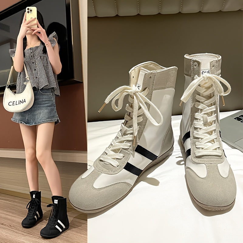 Ayollar uchun mato bilan tikilgan, o'rta uzunlikdagi qadamli botlar, bej va qora, tekis, sirpishga qarshi taglik