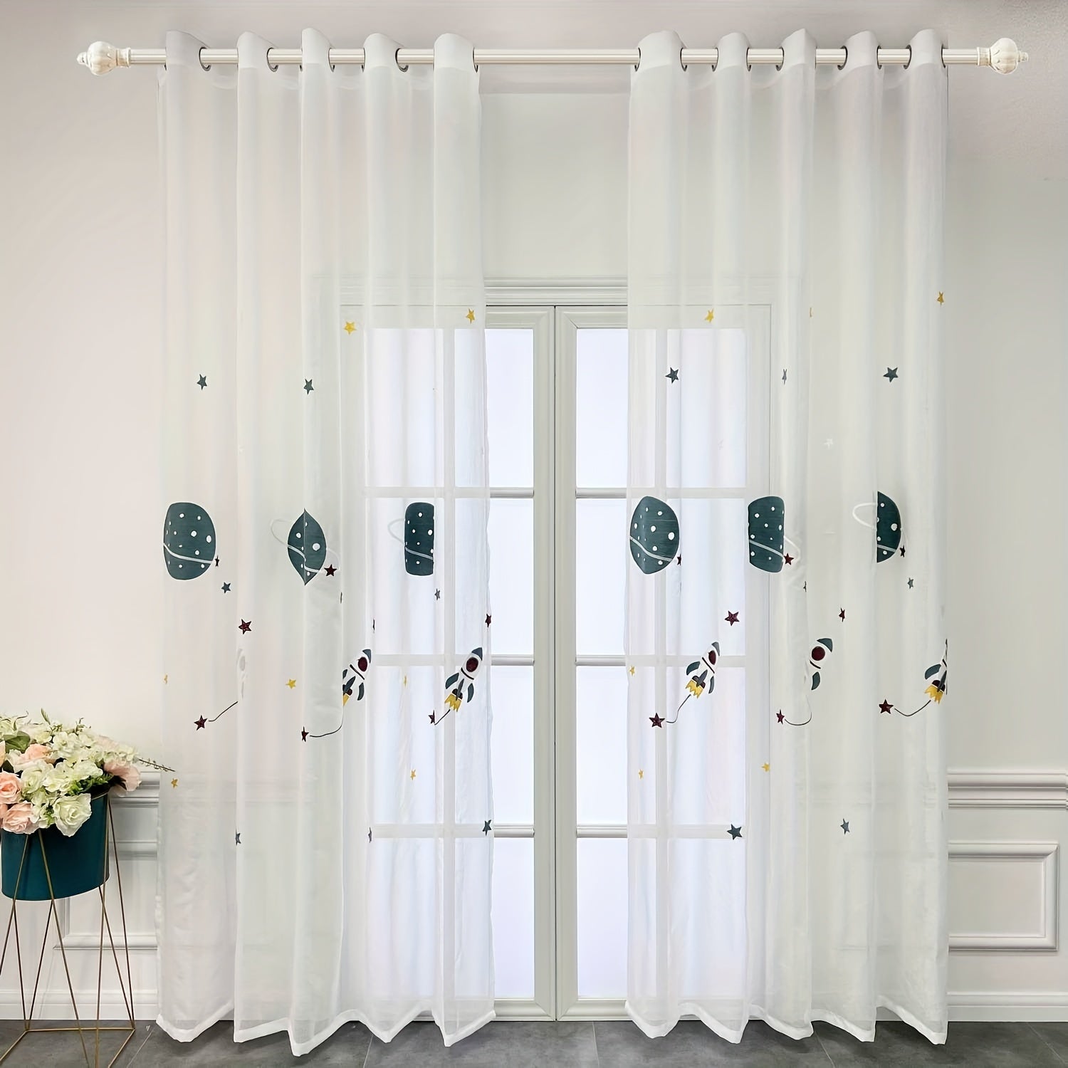 Dengiz ko'k rangli sun'iy flaxdan yasalgan parda, bolalar uchun chizilgan naqshlar bilan, yotoqxona derazasi uchun oq kosmik bolalar chizilgan tül pardasi bilan birga.