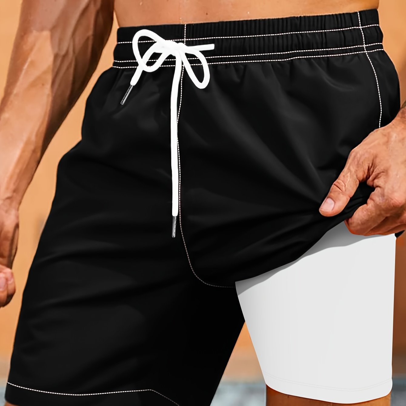 Erkaklar uchun qora plyaj shortiklari neon yashil aksentlar bilan, elastik bel, polyester/spandeks aralashmasi. Mashinada yuvish mumkin, katta o'lcham.