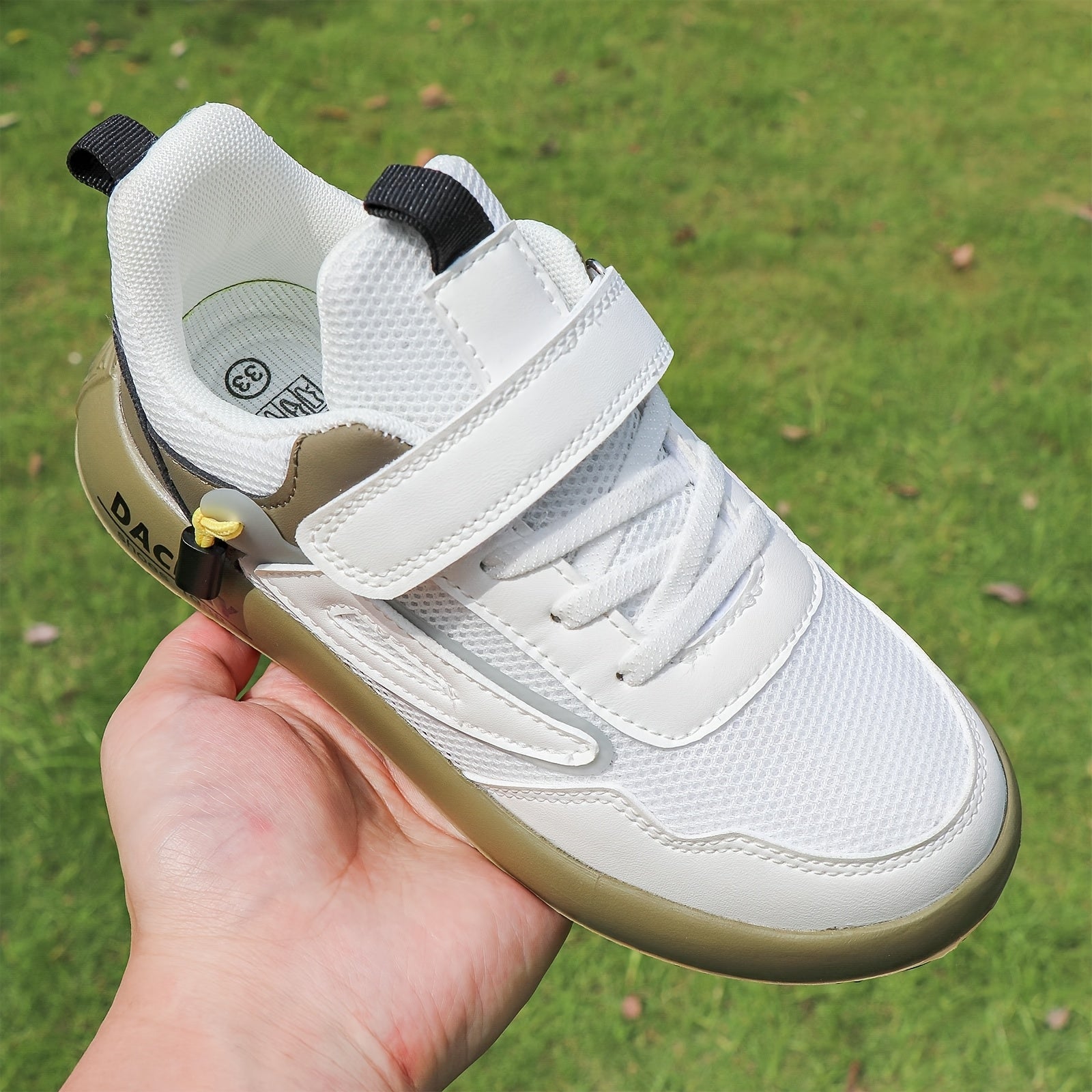 Vintage uslubidagi bolalar uchun sport basketbol poyabzallari, sozlanadigan tasmalari, engil dizayni, PU yuqori qismi, mato ichki qismi, EVA tagligi va dumaloq barmoq - tasodifiy yugurish uchun mukammal.