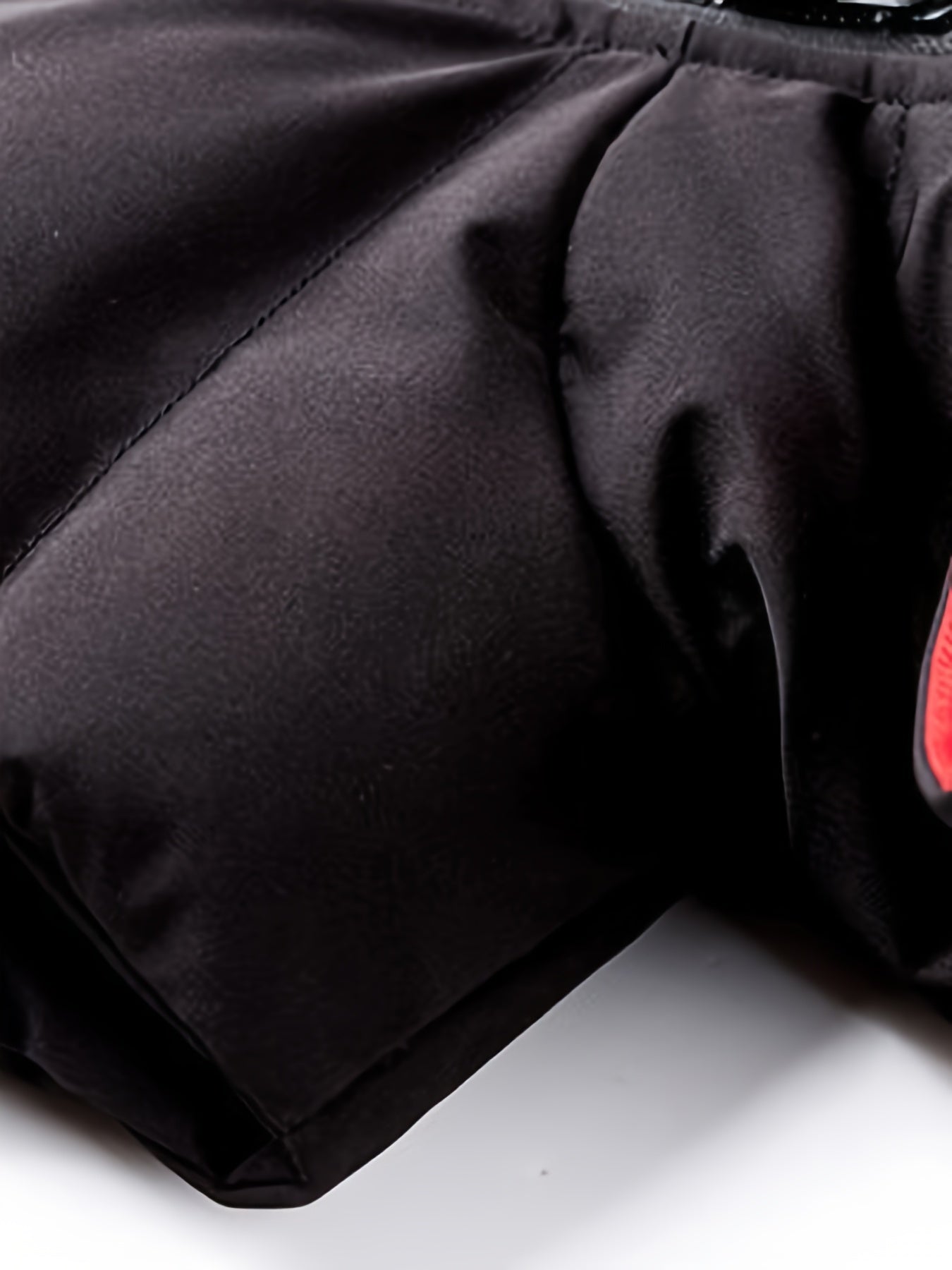 Стильный жилет с капюшоном для мальчиков на осень/зиму, выполненный из плотного полиэстера, с застежкой на молнии и дизайном в цветных блоках.