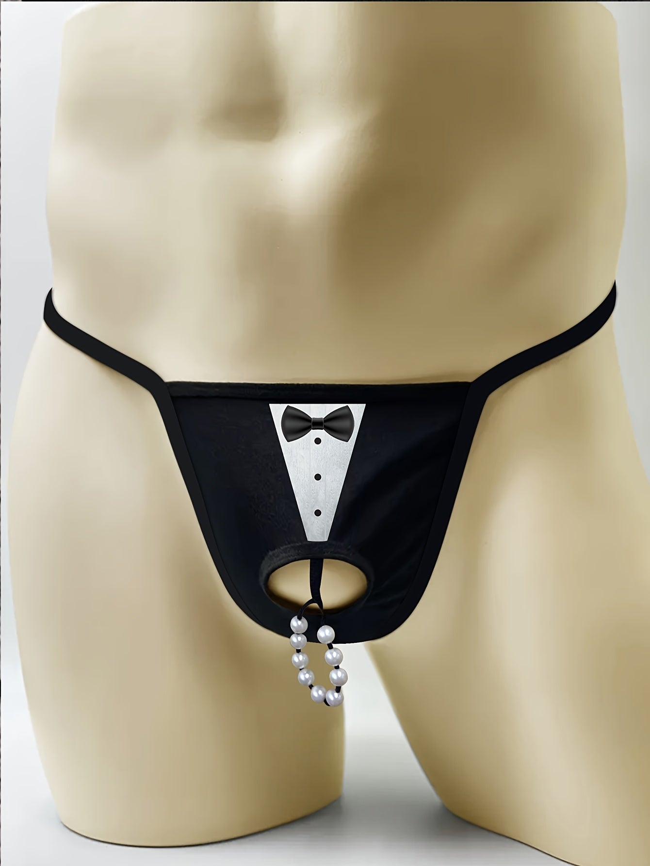Erkaklar uchun yangilik tuxedo print thong, marjon zanjir tafsiloti bilan. O'ziga xos ichki kiyim, o'rtacha cho'ziluvchan trikotaj matodan tayyorlangan, tor mos keladi. Kostyum aksessuari sifatida ideal.
