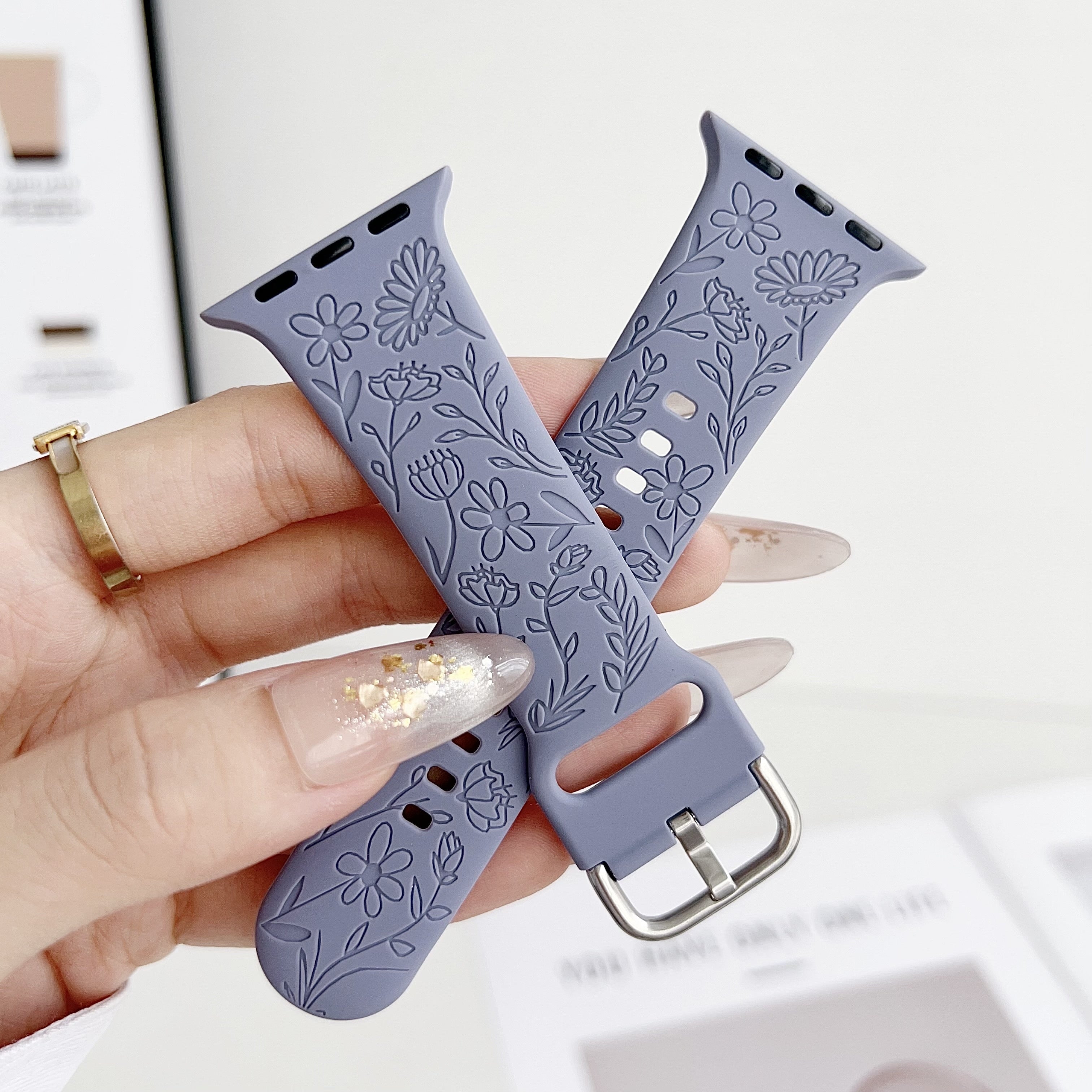 Стильный силиконовый ремешок для Apple Watch, подходящий для различных моделей и удобный для занятий спортом.