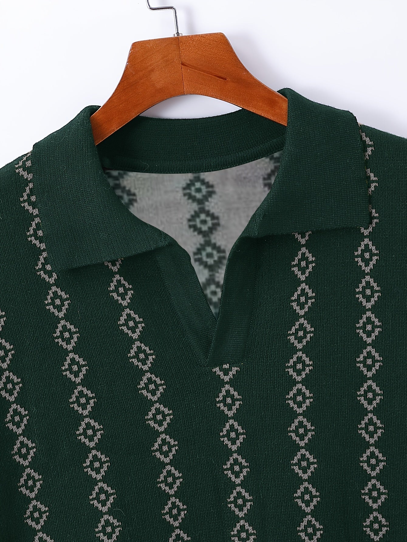 Men's Short Sleeve V-Neck Knit Sweater with Geometric Pattern for Fall Winter Casual