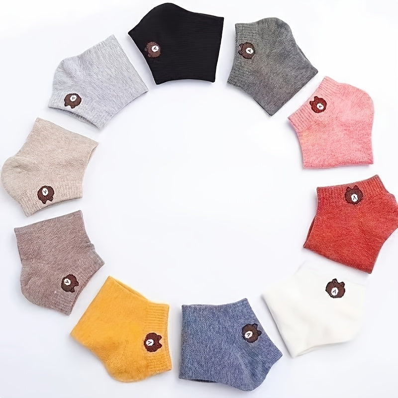 95% polyester va 5% elastan dan tayyorlangan 10 juft ayollar uchun multfilm ayiq ankle paypoqlari. Tikilgan, engil va nafas oladigan to'qima. Mashinada yuvish mumkin va zamonaviy.