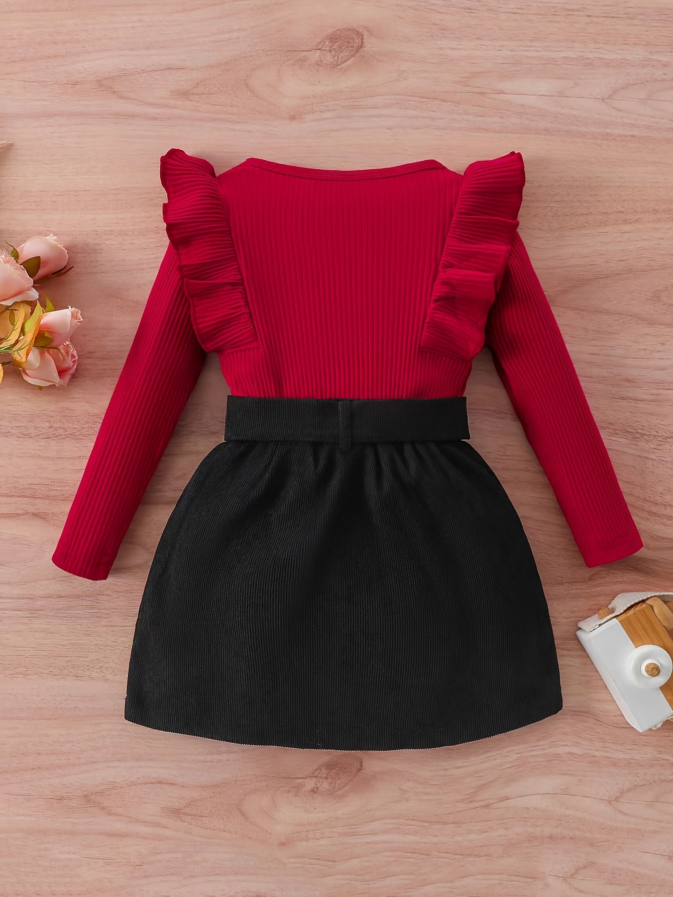 Yevropa va Amerika uslubidagi qizlar uchun kuz va qish kiyimi, ikki qismli to'plamda uchuvchi yengli bolalar bluzkasi va zamonaviy korduroy yubkasi mavjud.