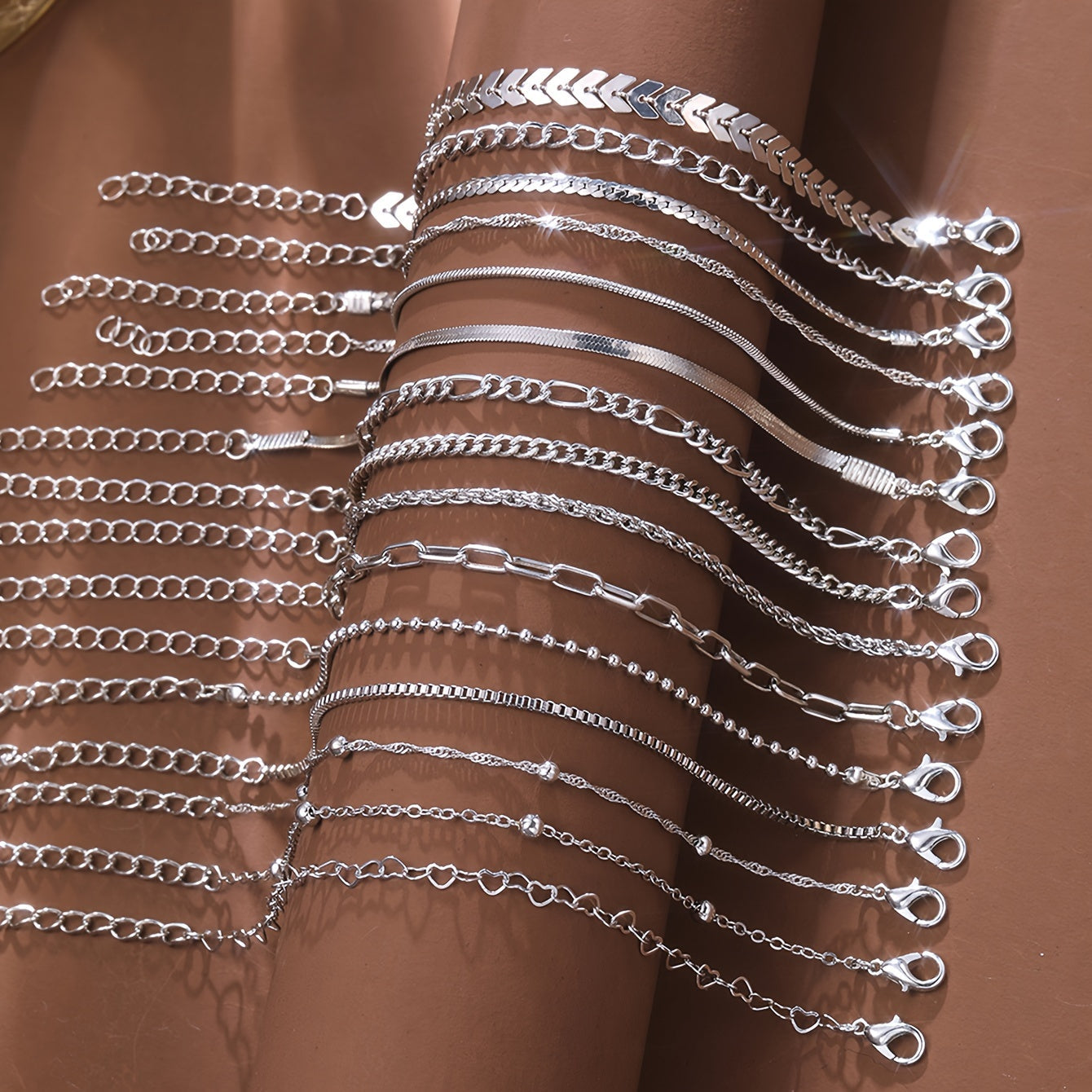 Vintage nafis jozibali bilakuzuklar yurak va doira dizaynlari bilan, 15 dona to'plamda keladi. Moslashuvchan uzunligi ularni har kuni kiyish yoki sovg'a sifatida mukammal qiladi. Barcha fasllar uchun mos.