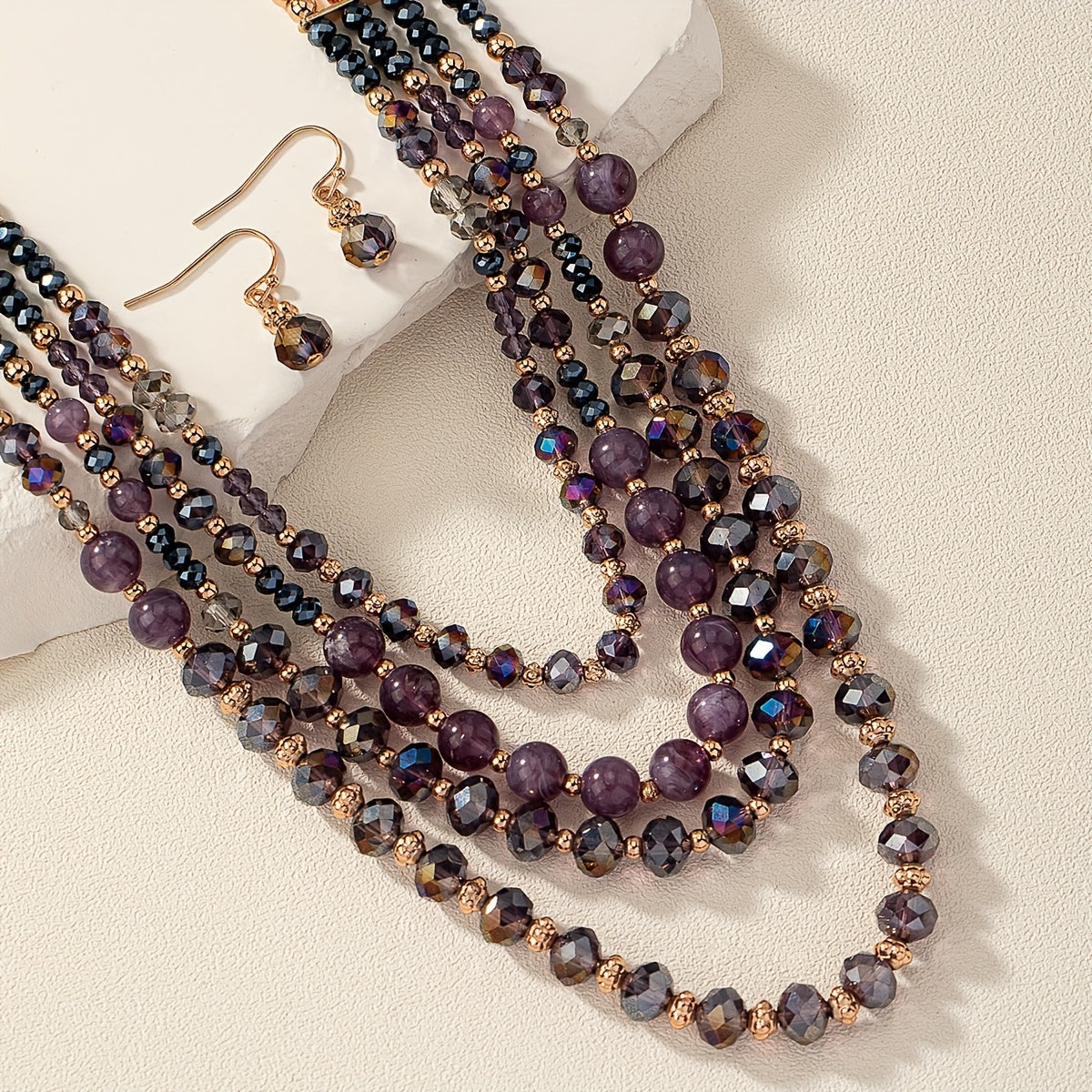 Zamonaviy va nafis, bu Purple Series Beaded Necklace Set uslub va noziklikni namoyish etadi. Bir nechta qatlamlardan iborat bo'lib, u to'plangan holda mukammal va har qanday ayolning zargarlik to'plamiga bir oz hashamat qo'shadi.