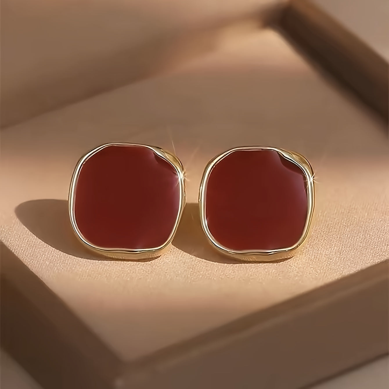 Безвременные квадратные серьги-гвоздики для женщин, идеальные для любого случая.