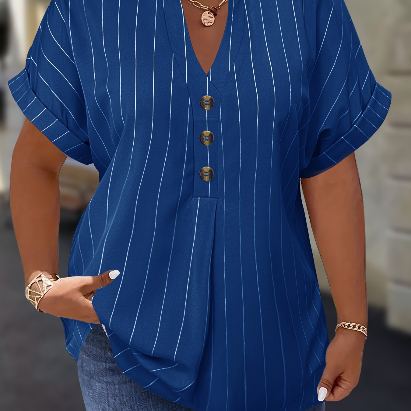 Plus o'lchamdagi ayollar bluzkasi chiziqli raglan ko'kraklar bukilgan yelka o'rashli bo'yinbog'li bezakli tugmachalar