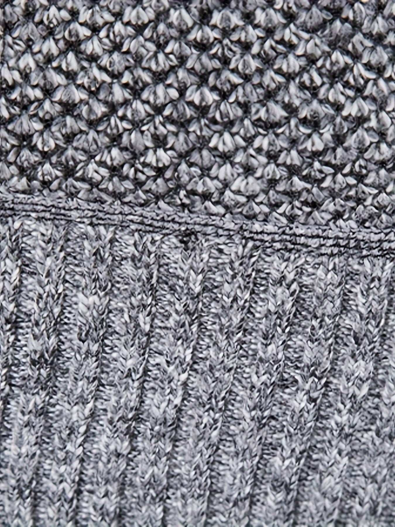 Erkaklar uchun katta o'lchamdagi trikotaj sviter, yuqori yaka, metall zanjir detali va kuz/qish uchun polyester astar bilan.