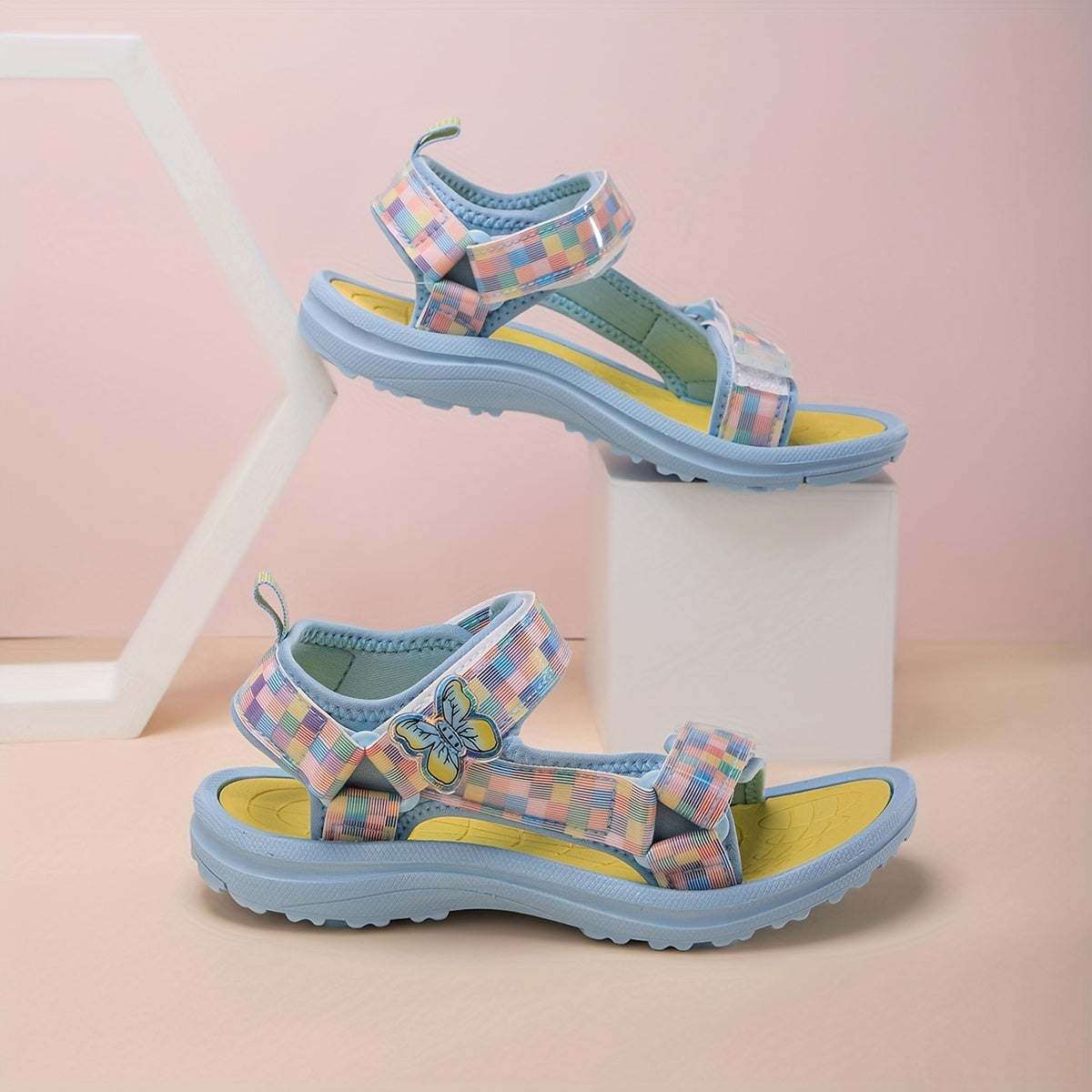Sevimli qizlar uchun tekis naqshli sandallar, kapalak charm bilan, engil to'rli yuqori qismi, EVA tagligi, yopishqoq va halqa yopilishi. Plyaj yoki norasmiy kiyim uchun ideal, pushti rangda. Qulaylik uchun sozlanadigan tasma.