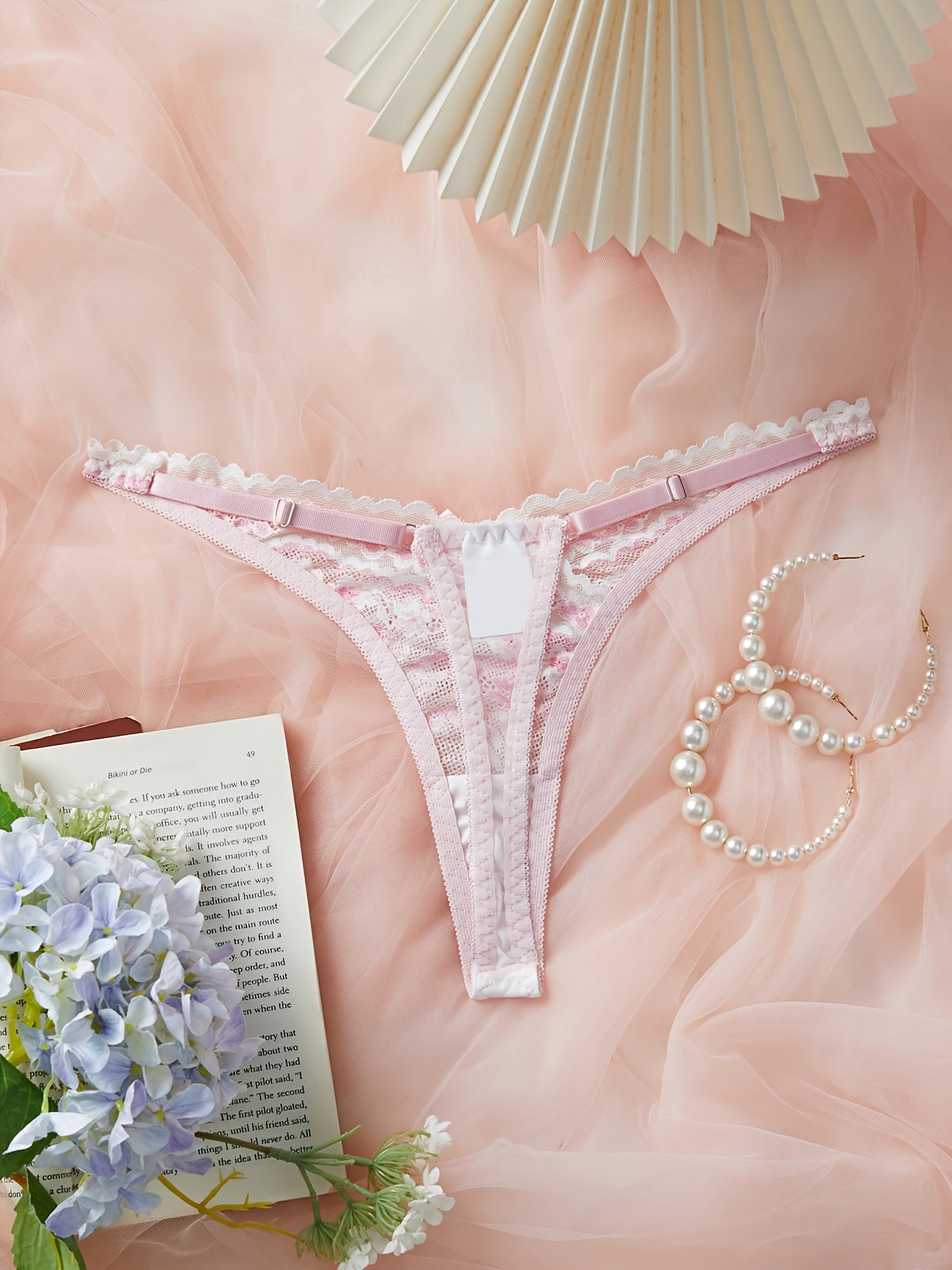 Ayollar uchun jozibali dantel bikini shortlari, past bel bilan, bog'ich tafsiloti bilan, 95% polyester va 5% elastan to'qilgan matodan tayyorlangan, tasodifiy printga ega.