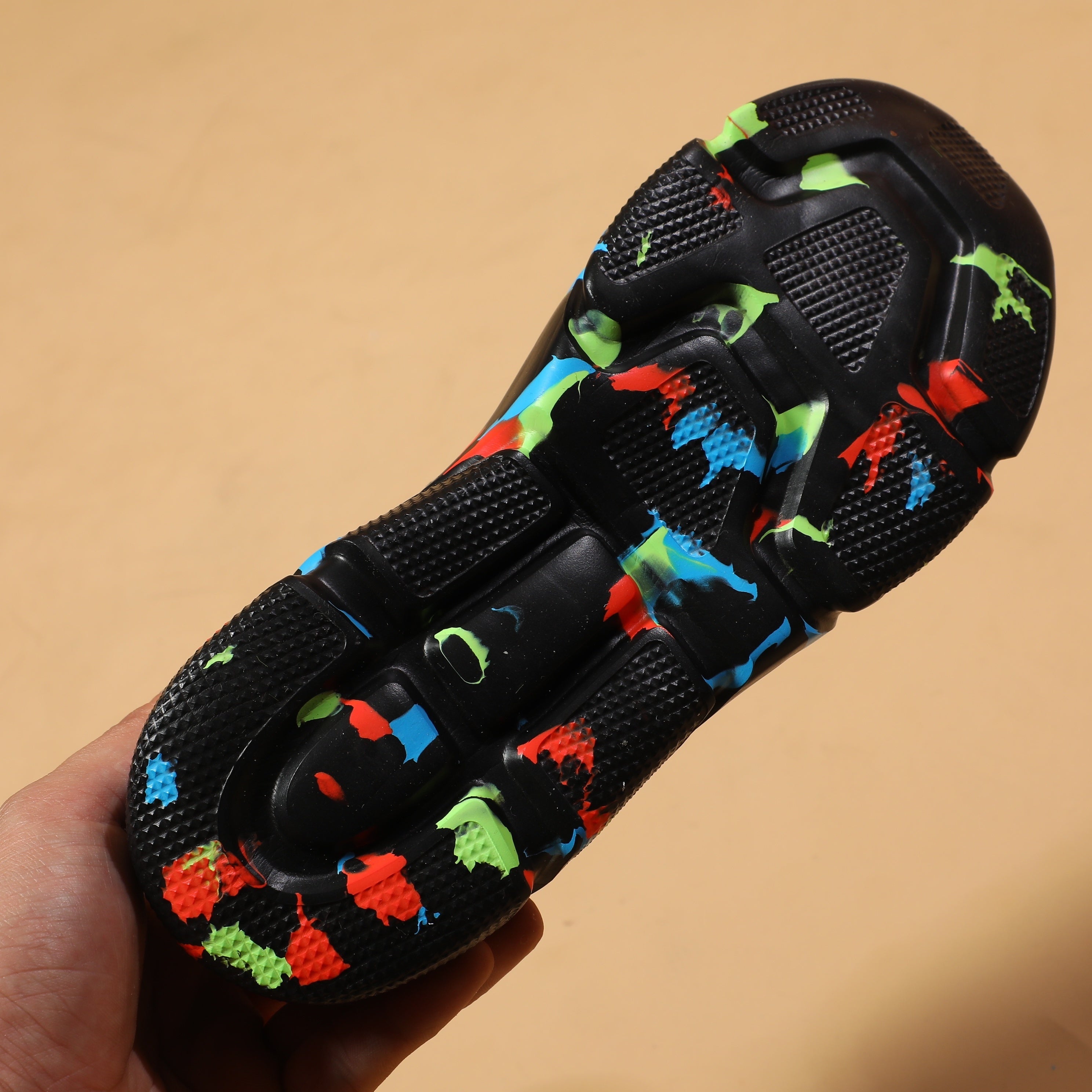 Ayollar uchun engil slip-on krossovkalar, nafas oladigan to'qima materialdan, qora rangda rangli aksentlar bilan, pastki dizayn, dumaloq barmoq, MD taglik, ochiq havoda faoliyatlar uchun ideal.