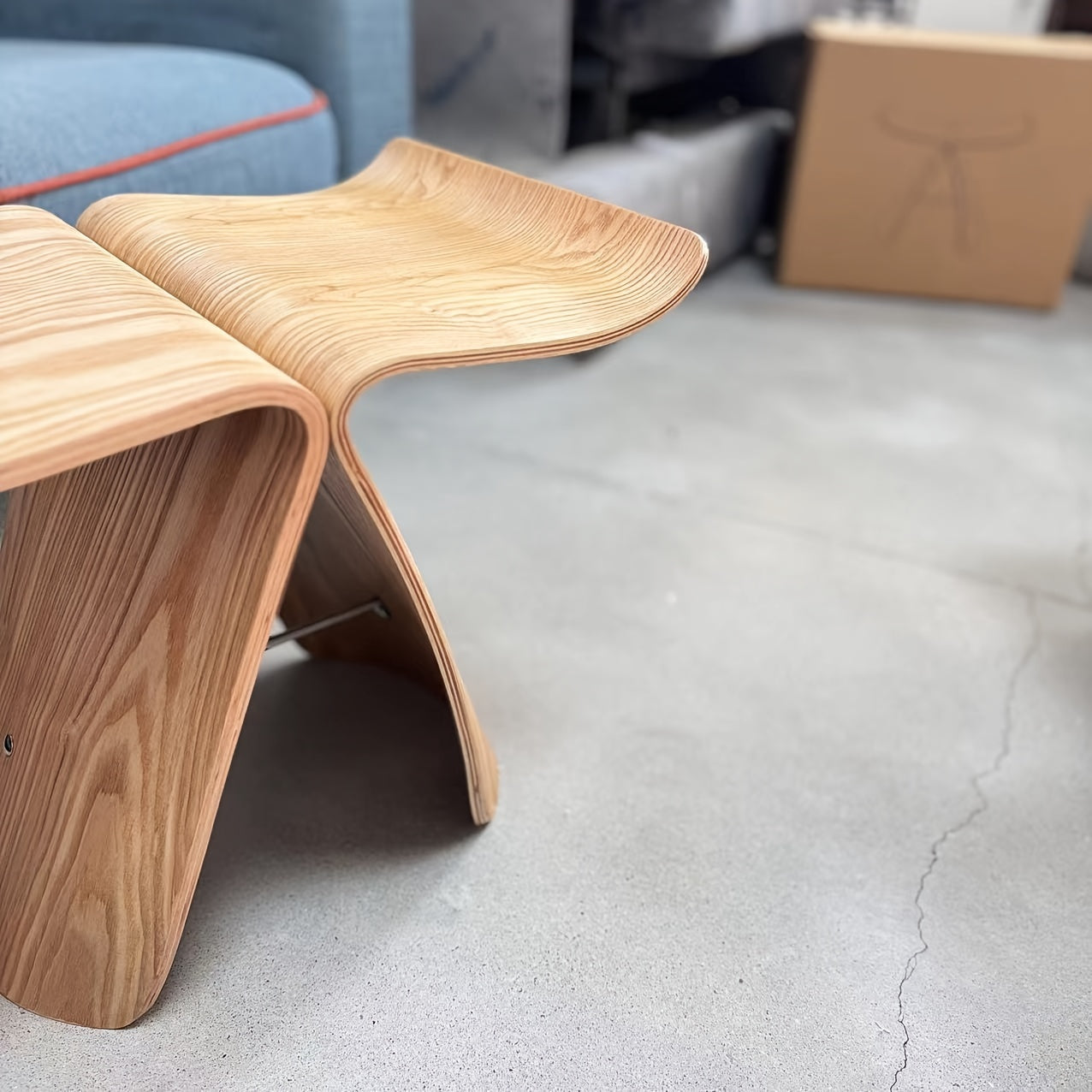 European Style Solid Wood Vanity Stool with Butterfly Design, Small Wooden Shoe Bench