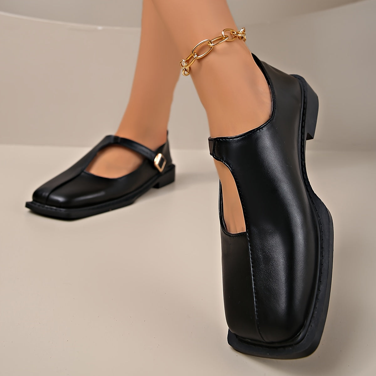 Ayollar uchun sintetik Mary Jane tufli, sozlanadigan bilak bog‘lamasi va geometrik tokchali bilan, oq