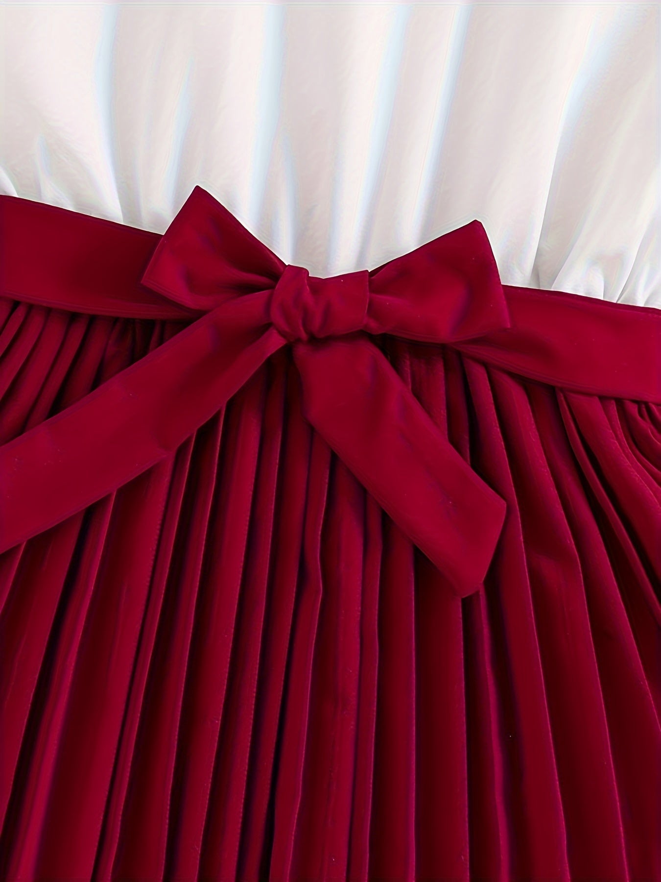 Vestido de verano plisado y de colores en bloques para niñas, a la rodilla, sin mangas y con cinturón