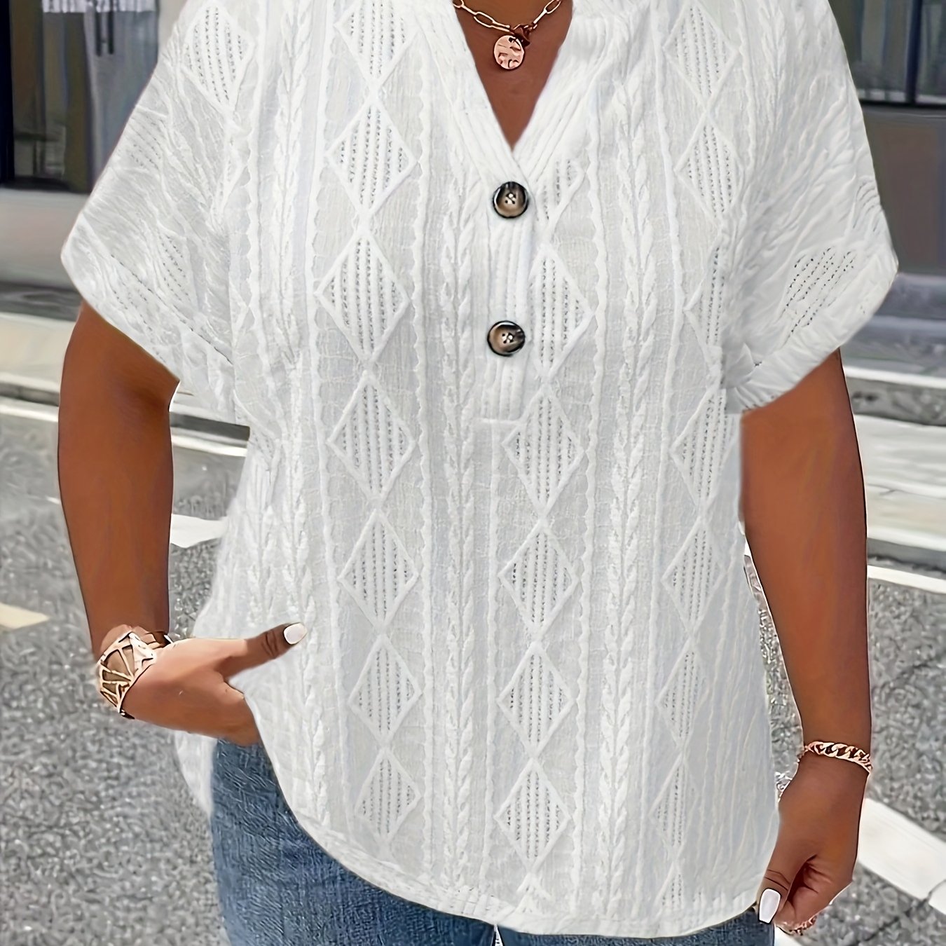 Plus o'lcham ayollar uchun yengil yashil jacquard V-shakli bo'yinli qisqa yengli bluz