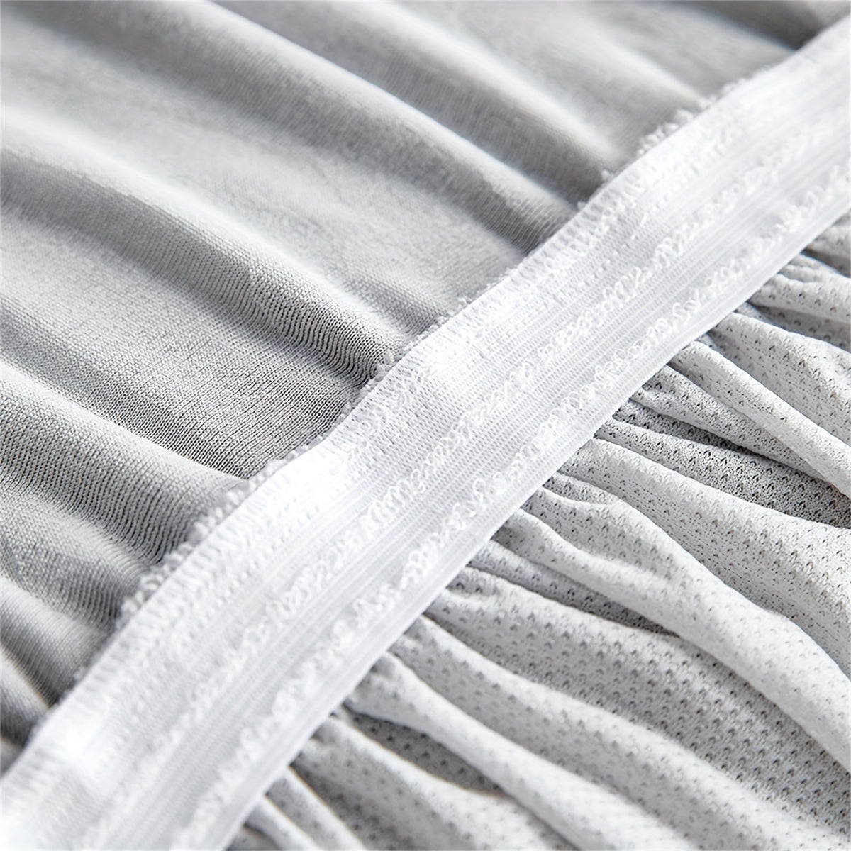 To'shak naqshli divan qoplamasi, qirrali, sirpanmaydigan va changdan himoyalovchi. Mebelni mushuk tirnalishlaridan himoya qiladi. Oson tozalash uchun mashinada yuvish mumkin. Yotoqxona, ofis yoki yashash xonasi bezatish uchun mos.