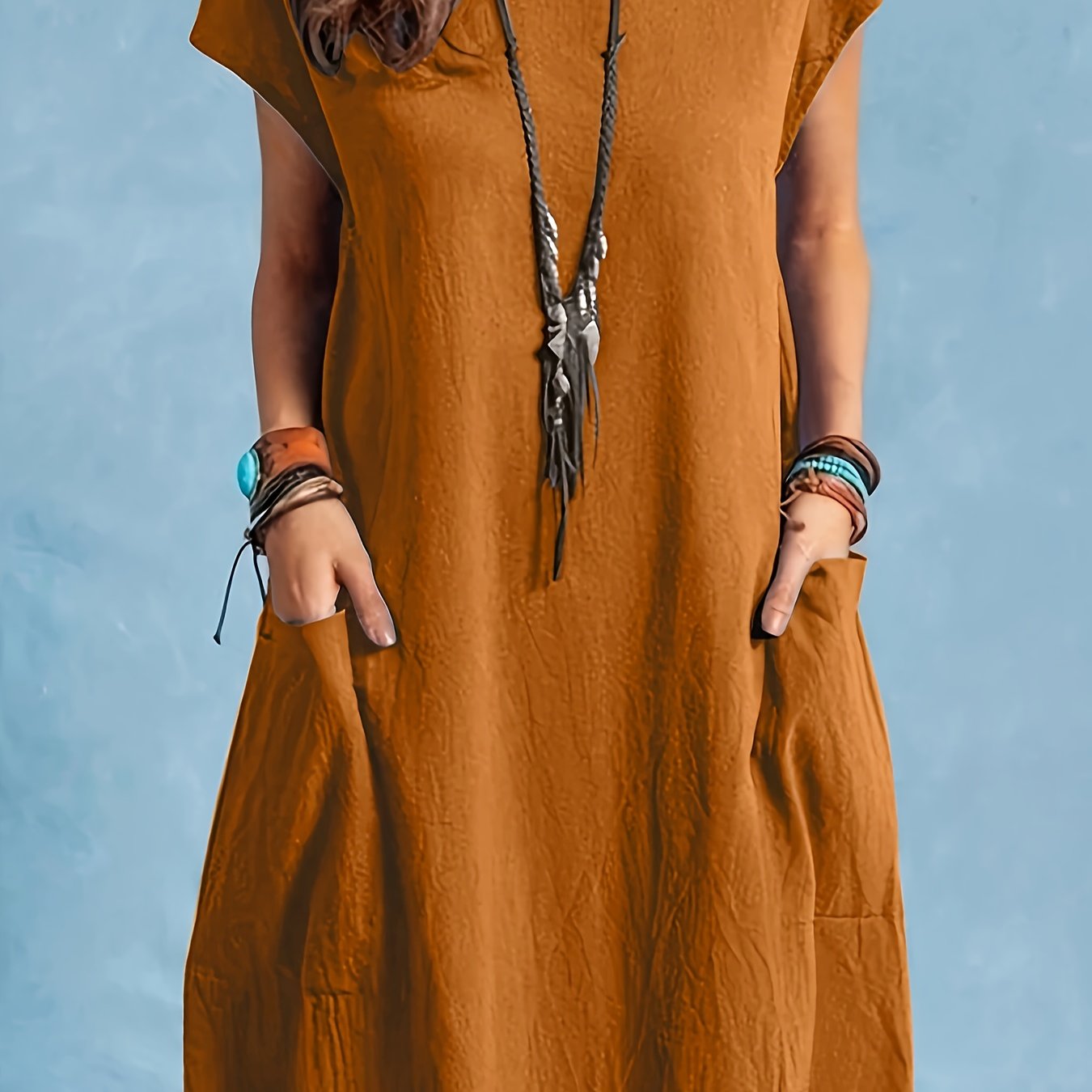 Ayollar uchun bahor/kovak ko'ylagi, dumaloq bo'yin, qush qanotli yenglar, ikki cho'ntak va elegant bir rangda paxta matosidan.