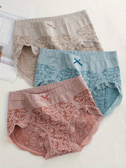 Три элегантные трусики с кружевной отделкой, имеющие удобную среднюю посадку и деталь в виде банта. Изготовлены из 86% полиамида и 14% эластана, из трикотажной ткани однотонного цвета. Идеально подходят для повседневной носки, обладая