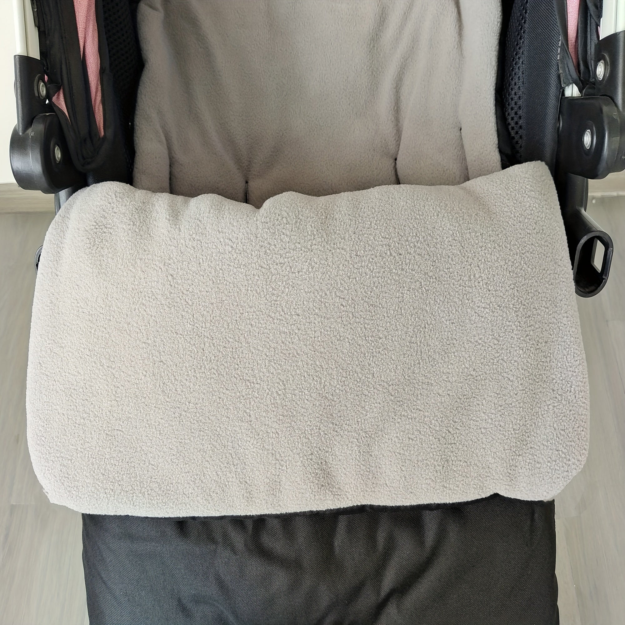 Kuz va qish mavsumiga mo'ljallangan Universal Fit Stroller Footmuff bilan issiq va qulay bo'ling. Shamolga chidamli polyester toladan tayyorlangan bu footmuff sizning chaqalog'ingizning aravachasi uchun eng yaxshi issiqlik va himoya ta'minlaydi.