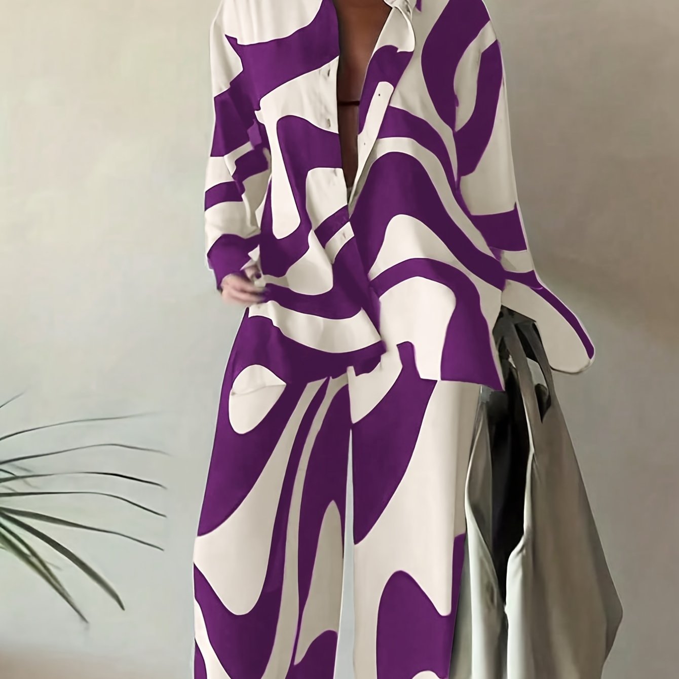 Katta o'lchamdagi ayollar uchun bahor kiyimlari: tugmachali old qismli ko'ylak bilan zamonaviy rangli blokli shimlar to'plami.