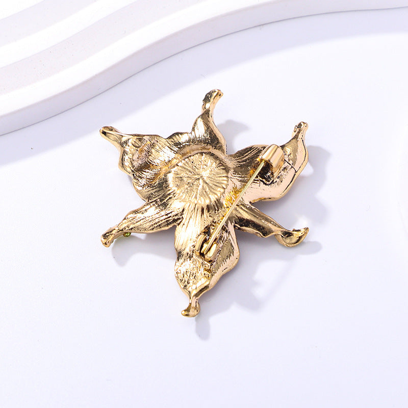 Women's Vintage Leaf Brooch with Rhinestones Elegant Jewelry Accessory