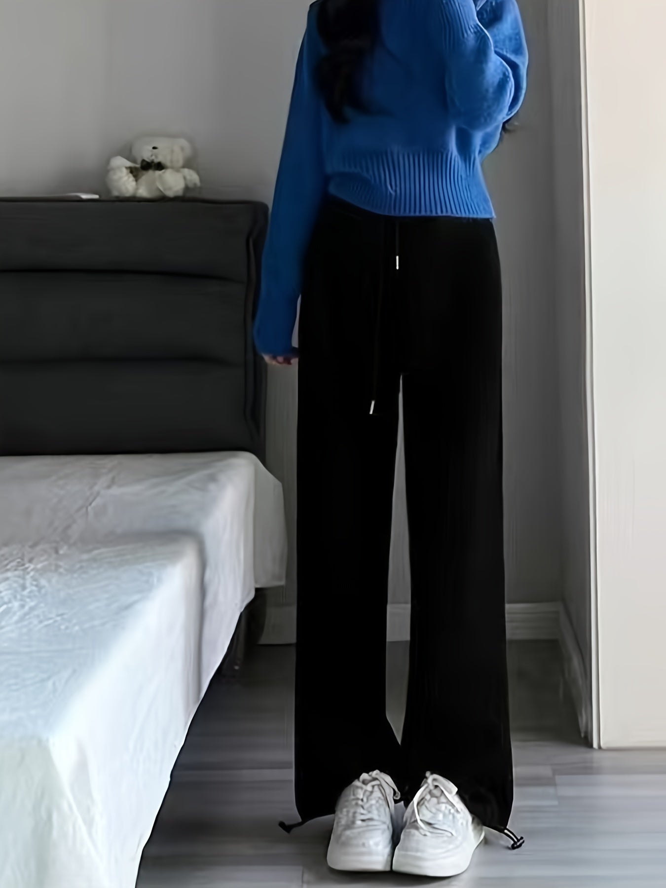 Yozgi 2024 uchun yangi Yoshlar Keng Qovoqli Sport Shimlarimizni taqdim etamiz: polyester aralashmasidan tayyorlangan, mikro-elastik, bir rangda, uzun uzunlikda, cho'ntak detali bilan, keng kesimda va mos keladi.