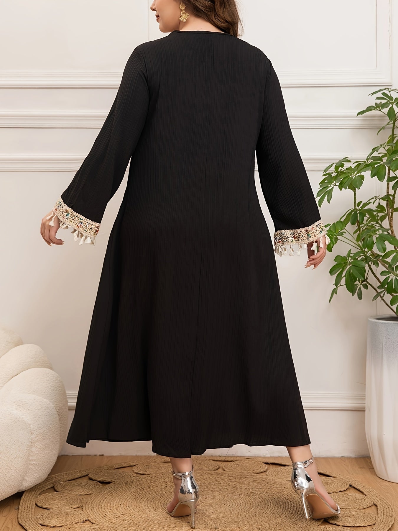 Ayollar uchun kattaroq o'lchamdagi etnik tikilgan V-shakldagi kiyi uzun qo'lqopli qorin yashiruvchi kiyi