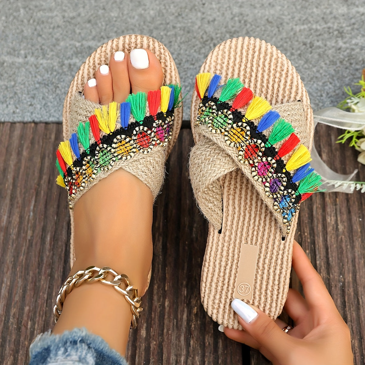 Ayollar yozgi yopiladigan sandallar, tassel detallari bilan, sirg‘alishga qarshi EVA tekis