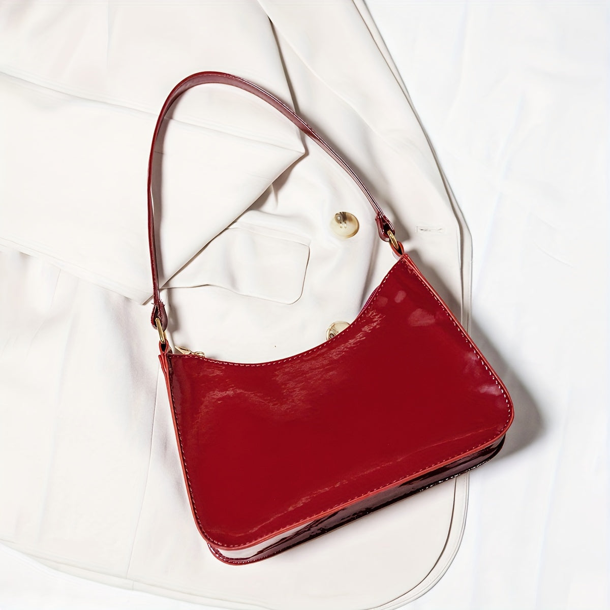 Ayollar uchun Qizil PVC Yengil Sumka, Oltin Rangli Asboblar, Ajratiladigan Tasmali | Har kuni, ishda yoki ta'tilda foydalanish uchun zamonaviy baget | Onalar va qiz do'stlar uchun ideal sovg'a | Zarif yuqori tutqich