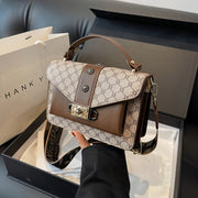 Стильная, просторная маленькая квадратная сумка для женщин среднего возраста с элегантным плечевым ремнем и кроссбоди дизайном.