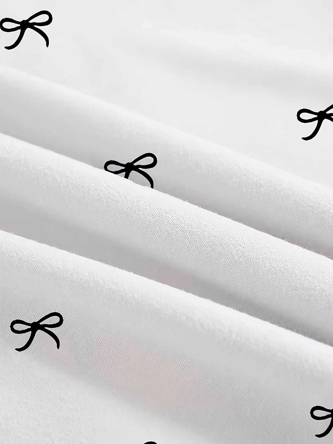 Plus Size Women's White T-Shirt with Black Ribbon Print Casual Crew Neck