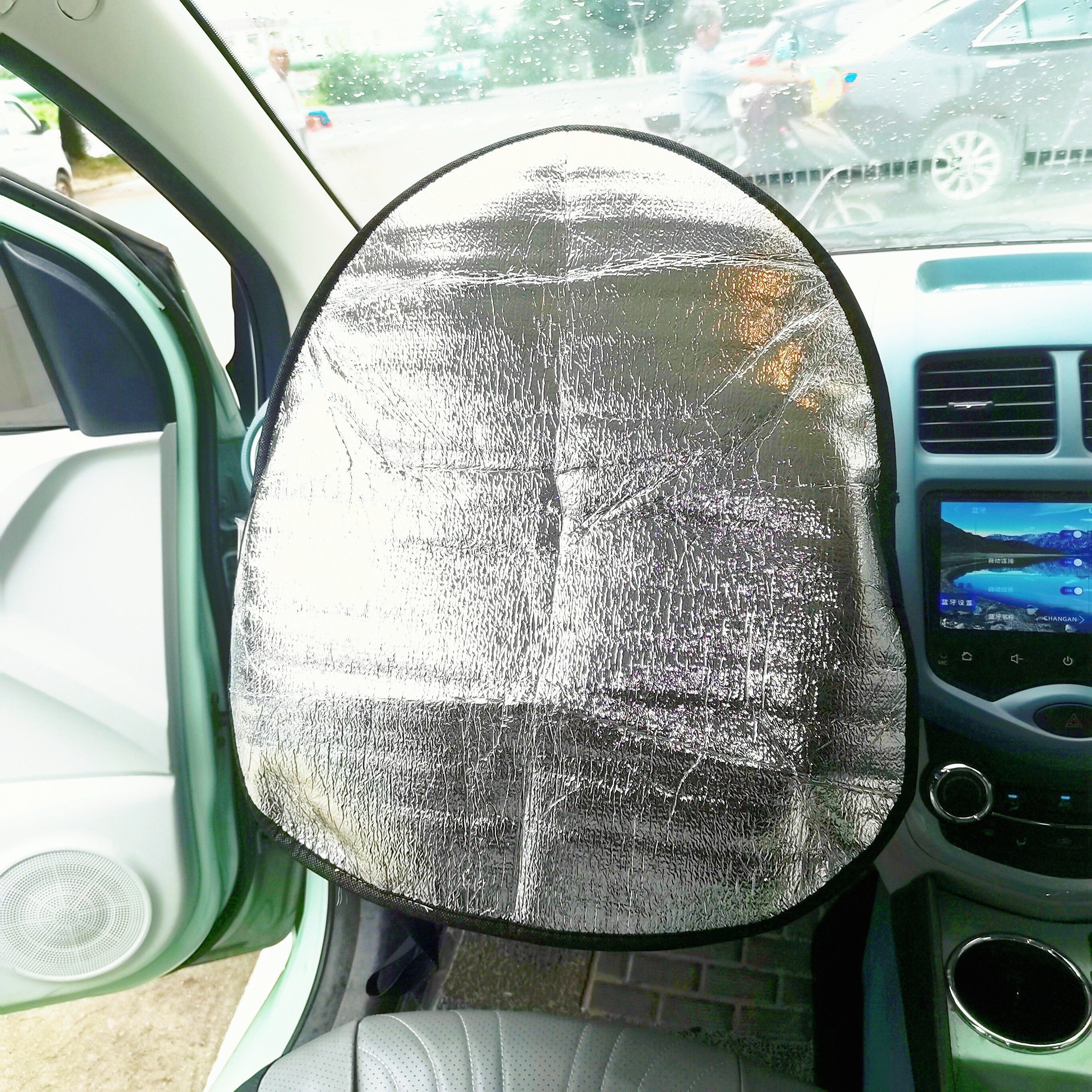 Universal alyuminiy folga avtomobil boshqaruv g'ildiragi quyosh nuri himoya qoplamasi anti-UV ichki aksessuarlar