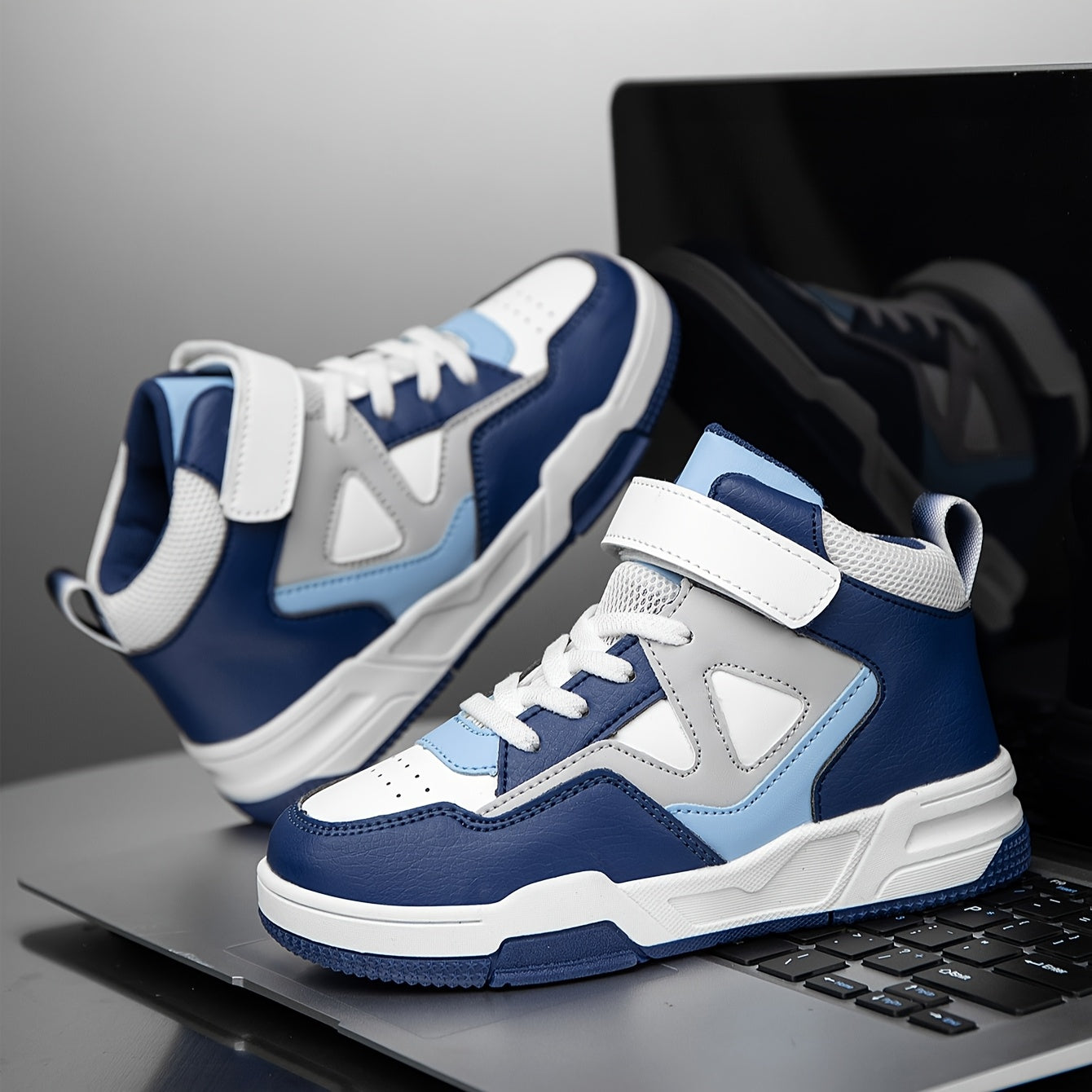 Zapatillas altas para niños con bloques de colores geométricos, cierre de velcro y parte superior de PU duradera