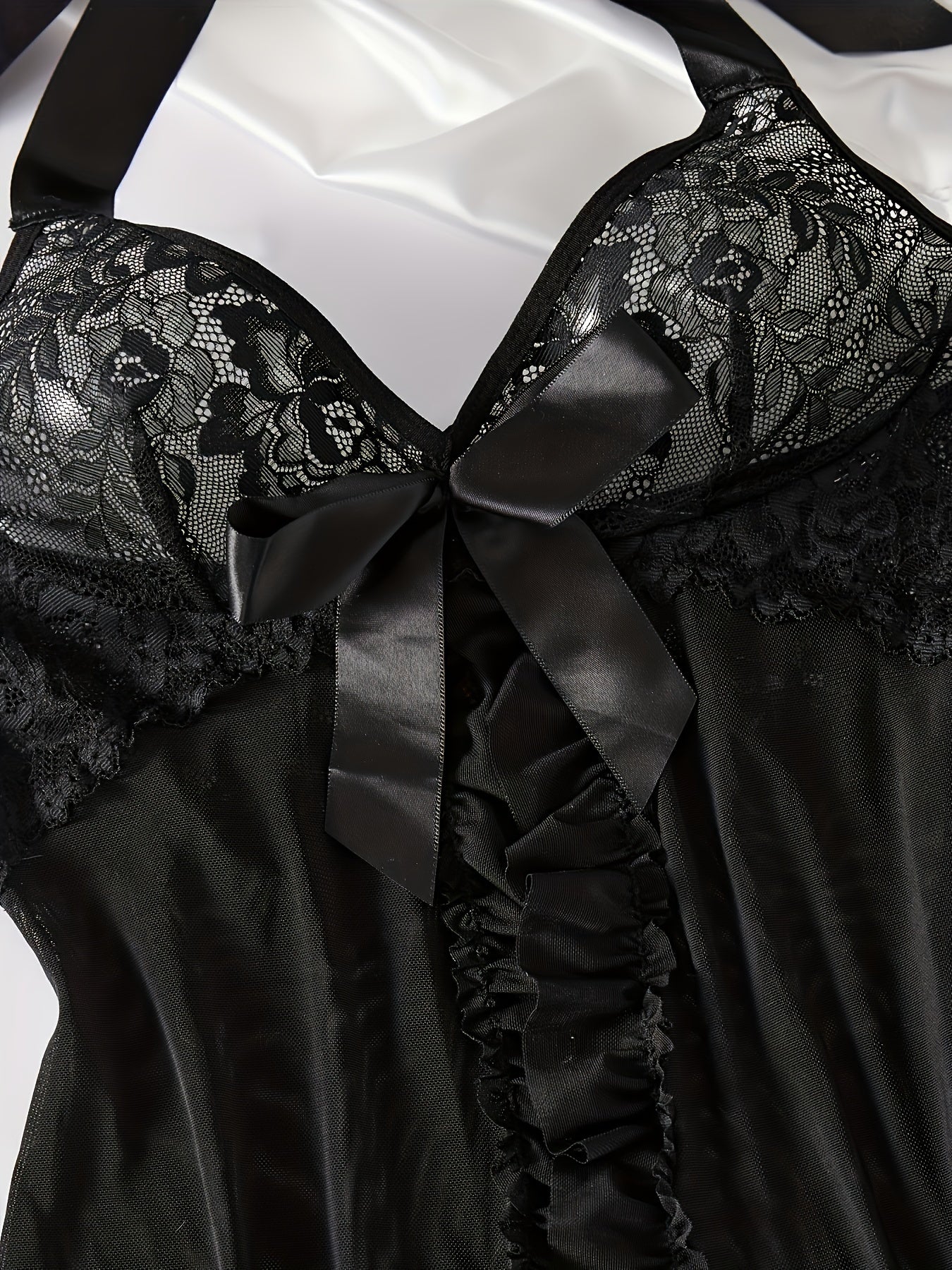 Boshli tugma bog'ichli ichki kiyim to'plami, qirrali kamon tafsiloti, chuqur v-shaklidagi slip ko'ylagi va thong.