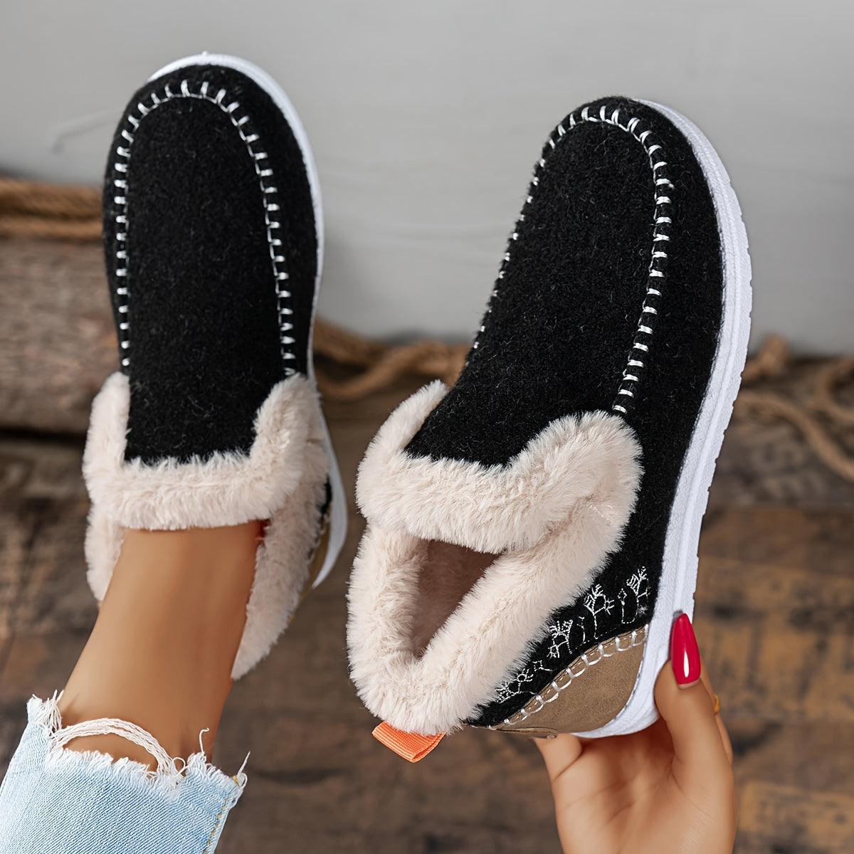 Ayollar uchun qishda kiyinadigan slip-on platform botinkalari, sun'iy jun bilan qoplangan va tormozsiz tagliklar bilan