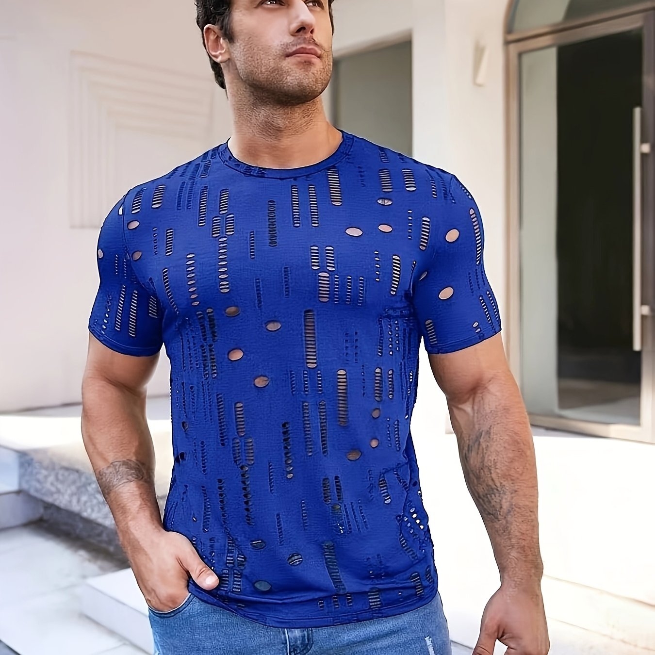 Erkaklar uchun tor kesimli krujka yoqasi T-ko'ylagi, mustahkam rangdagi cho'ziluvchan to'qilgan polyester matodan tayyorlangan va kesilgan detallar bilan.