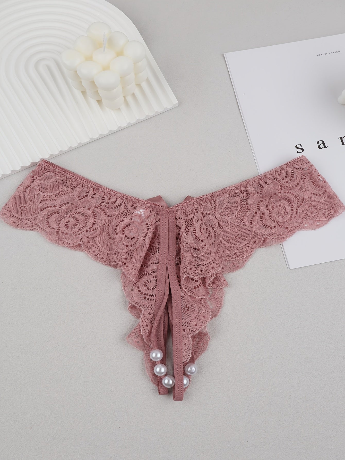 Kattalar uchun tikanli tanga bilan bog'langan bowknot marjonlari bilan pastki qismda qulay polyamid elastan