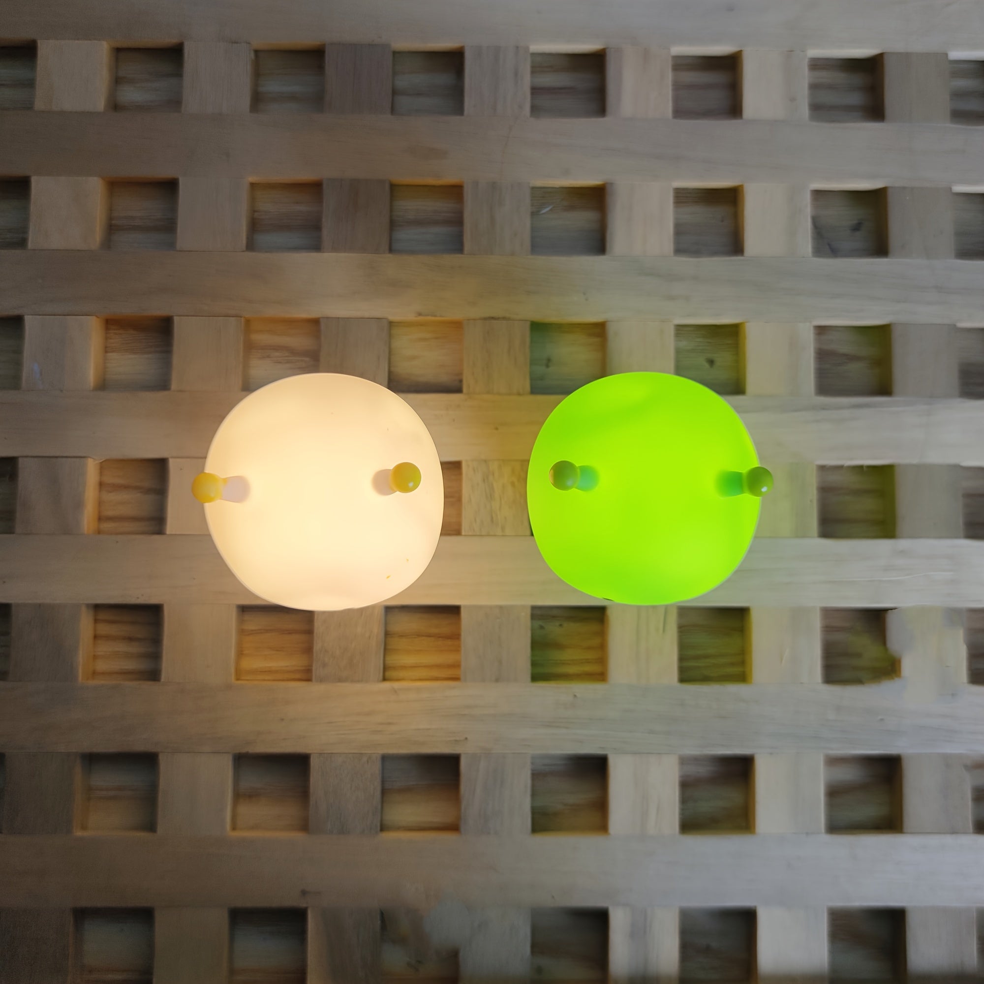 Bolalar uchun qulay LED tungi chiroq, pushti va yashil ranglarda multfilm dinozavr va hasharot dizayni.