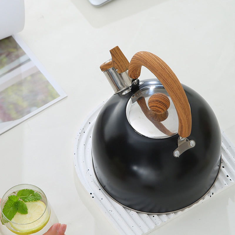 Bodomli yog'och yong'oq tutqich va tugma bilan jihozlangan zanglamaydigan po'latdan yasalgan chiyillovchi choy qozoni, qattiq foydalanish uchun qora, qaynatilgan suv uchun mo'ljallangan.