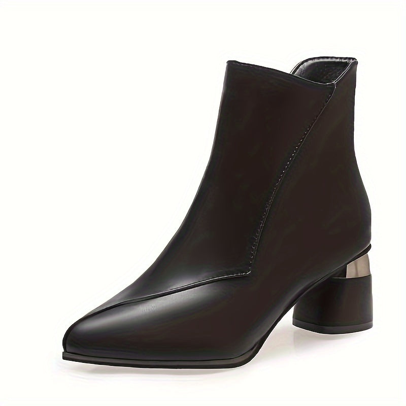 Qizil barmoq uchi, qalin to'pi va kuz va qish uchun iliq astar bilan zamonaviy ayollar botinkalari. Tasodifiy va modali bo'yinbotinlar.